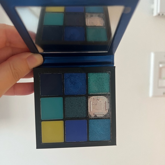 Huda Beauty Sapphire Obsessions blue eyeshadow palette - Picture 2 of 3